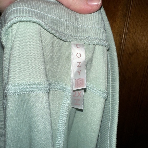 Lularoe cozy collection crystal capris size‎ 2X new - Picture 4 of 5